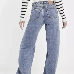 Blå jeans - Högmidjade vida blå jeans med hål på knäna från Monki. Använda men hela och rena.