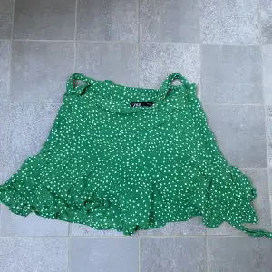 Jättefin grön, prickig kjol. Finns insydda shorts i kjolen.💚💚