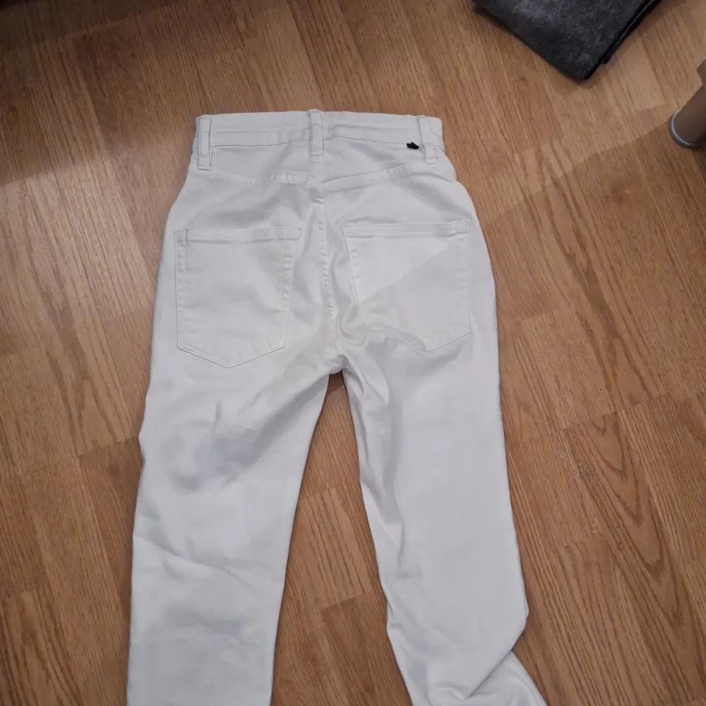 Vita skinny jeans från lager 157 i modelle snake. Dem är använda max 1 gång, ser helt nya ut.. Jeans & Byxor.