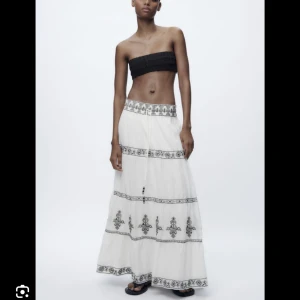 Superfin kjol från zara i 100% bomull! - En bekväm & jättehärlig långkjol med fina broderier som du kan välja att ha hög, mid eller low raised med en mjuk stretchig resår för midjan🙏🏼✨strl xs men passar även en s! helt ny & oanvänd med lapparna kvar! Nypris 699kr säljer för 450💛