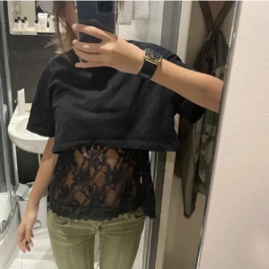 Spets Ganni tshirt - Säljer en jätte snygg spets Ganni t shirt som är helt oanvänd nypris=1200 Så snygg att ha under en cropped tshirt😍(första bilden är lånad)