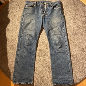 Levis 501 jeans - Säljer nu dessa 501’s i jättegott scick då de blev små för mig väldigt snabbt och är därmed i otroligt fint scick. Hör gärna av er om ni har ytterligare frågor:)