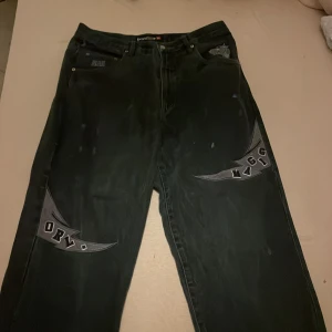 NBA Orlando Magic Jeans - Väldigt sällsynta orlando magic jeans. Dem är i bra skick och passformen är rätt baggy. Skriv för fler bilder på byxorna