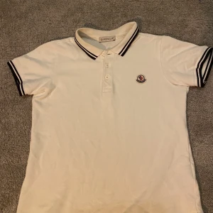 Moncler piké  - Äkta Moncler piké ca storlek 128-134