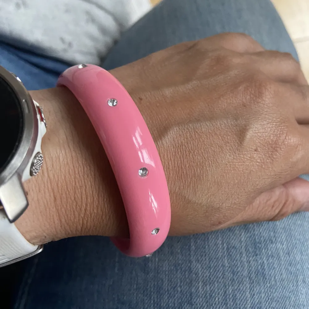 Fin rosa armband . Accessoarer.