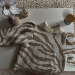 Stickad tröja - Stickad tröja i toppenskick! Så otroligt skön och varm, inte ett dugg sticksig och passar perfekt till de kallare dagarna💙