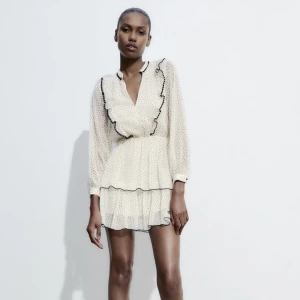 Zaraklänning - säljer min zaraklänning då den är för stor. har använt 2 gånger så den är som ny