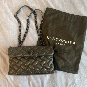 Kurt Geiger väska  - Säljer min fina Kurt geiger väska🫶🏼🌸väl omhändertagen! Kan diskutera pris🫶🏼