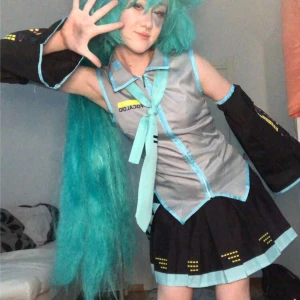 Miku cosplay  - Säljer min miku cosplay!:) storlek medium använd kanske 7 gånger, endast kostymen.