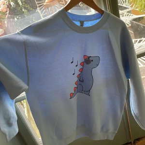 Dinosaurie tröja - aldrig använd - En dinosaurie tröja i en fin blå färg. Aldrig använd.