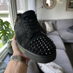 Christian Louboutin - Säljer dessa supersnygga Christian Louboutin’s! Fint skick, alla spikar kvar. Storlek 42 fits 42/43. Box medföljer. Hör gärna av er vid frågor & funderingar 🙌