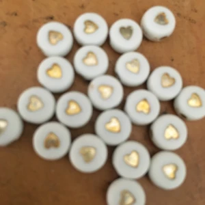20 Pack!! Med guld hjärtan pärlor - Säljer dessa pärlor för billigt pris!❤️