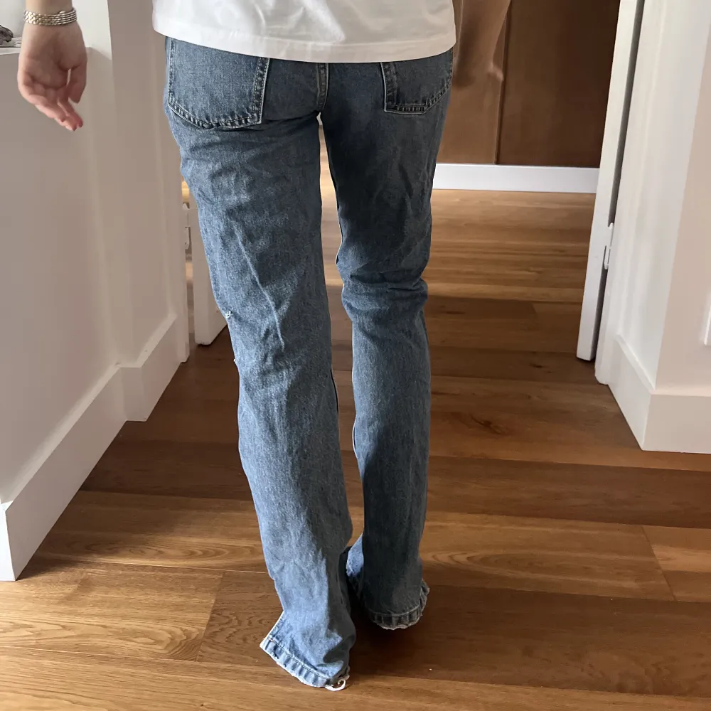 Säljer dessa snygga jeans från Zara, mid waist och bra skick. De har en slits längst ner som jag har sytt ihop litegrann för den var så lång✨ Midjemått 76 cm⭐️⭐️. Jeans & Byxor.