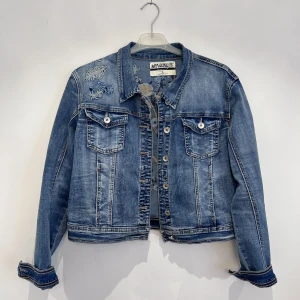 Jeansjacka  - Storlek L men är liten i storleken så passar bättre på en M