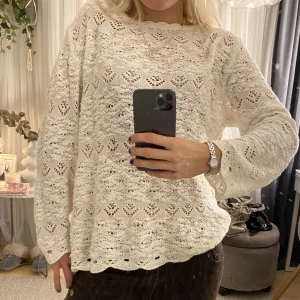 Virkad tröja - Säljer denna så fina virkade tröjan med knappar i ryggen💝