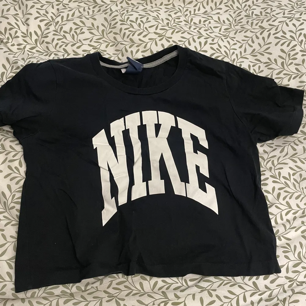 Nike träningströja storlek M. Fint skick men kommer ej till användning. 100kr. T-shirts.