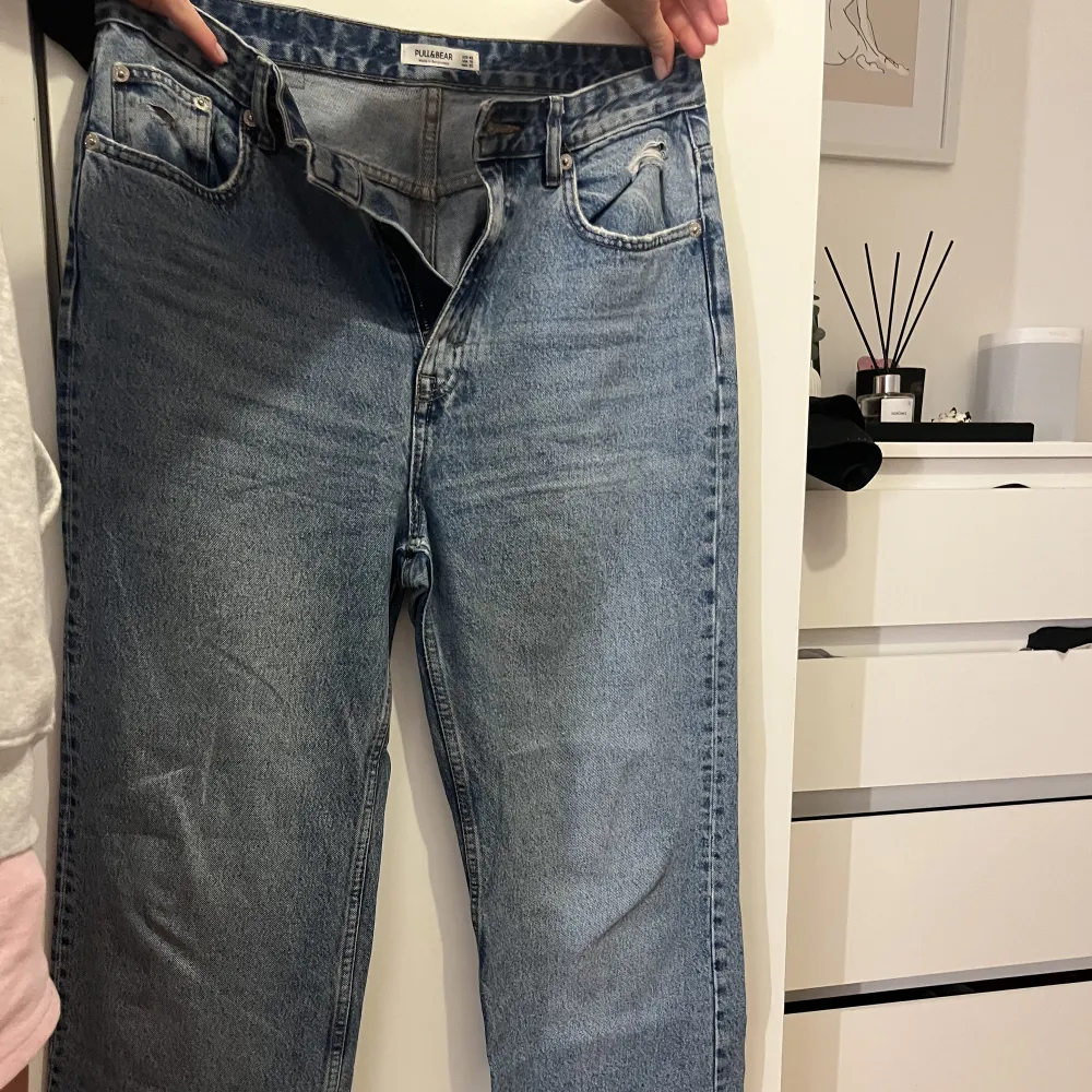 Knappt använda jeans från pull and bear! Kan användas som Baggy jeans med 90’s inspo eller wide jeans beroende på storlek :))) SUPER snyggt både och!! . Jeans & Byxor.