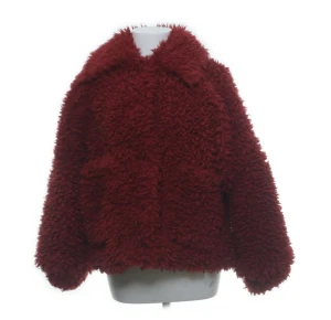 Höst jacka - Fluffig vinröd jacka. Så fin till hösten då färger är extremt fin. Aldrig använd, endast testad. Skriv gör mer frågor!❤️‍🔥