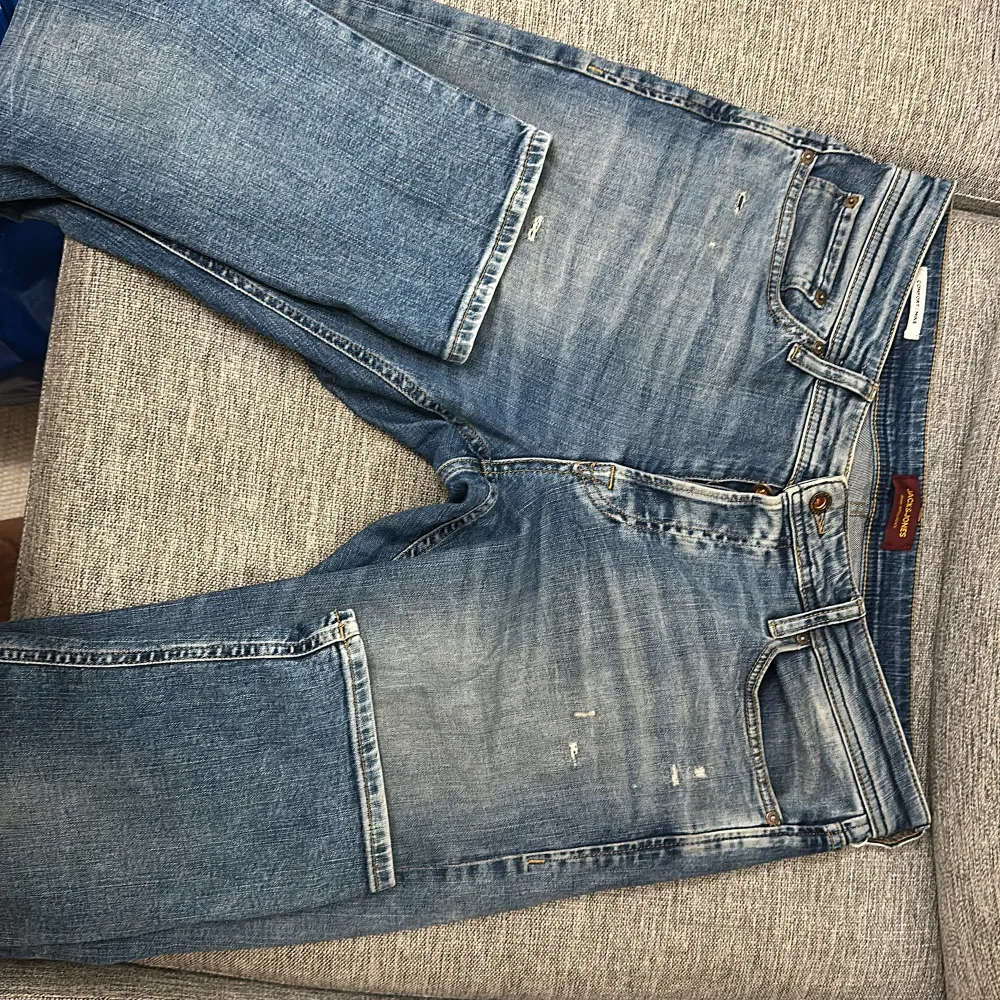 Jeans med snygg slitage på dem. Sälja befintlig skick.. Jeans & Byxor.