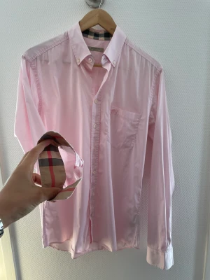 Rosa Burberry Skjorta - Säljer denna feta burberry skjortan för ett bra pris. Självklart äkta, felfri, storlek S men ska passa lite större. Skriv om du har några frågor eller vill ha fler bilder.