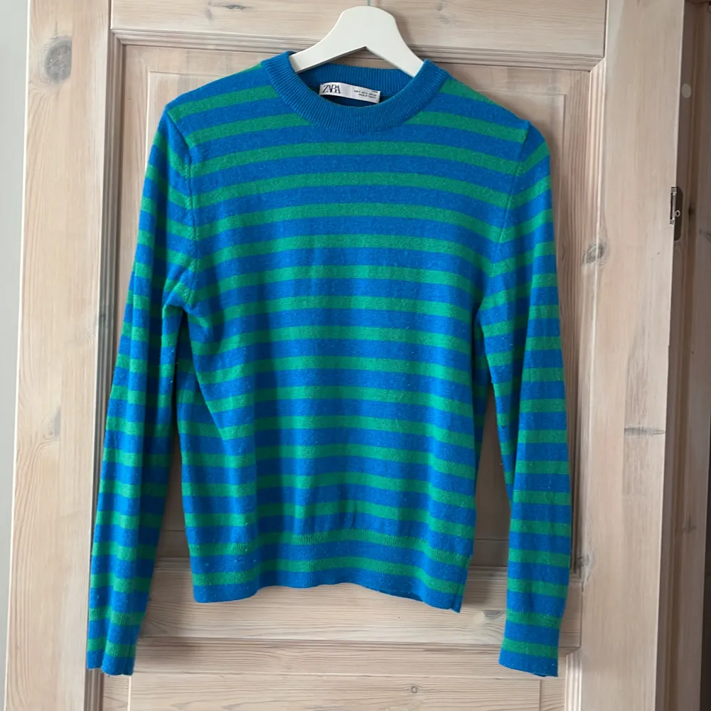 Randig blå grön tröja från Zara. Tröjor & Koftor.