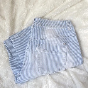 Ursnygga byxor - Säljer dessa jättefina randiga byxor i denim. Köpta second händ för runt 500kr. Nypris runt 1000kr på MAC jeans. Jättelite använda men finns några fläckar jag ska försöka tvätta bort. Kom privat för mer info eller bilder<3