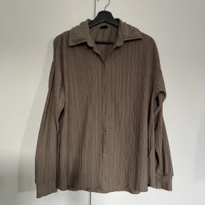 ribbad topp - bra skick o väldigt oversized! storlek S men kan enkelt passa L och fortfarande vara oversized