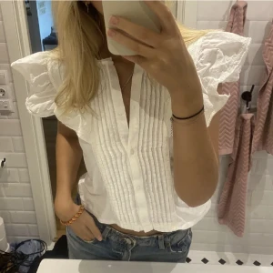Vit blus - Så snygg vit blus från Zaras barnavdelning, perfekt skick! Passar mig som brukar ha xs/s 