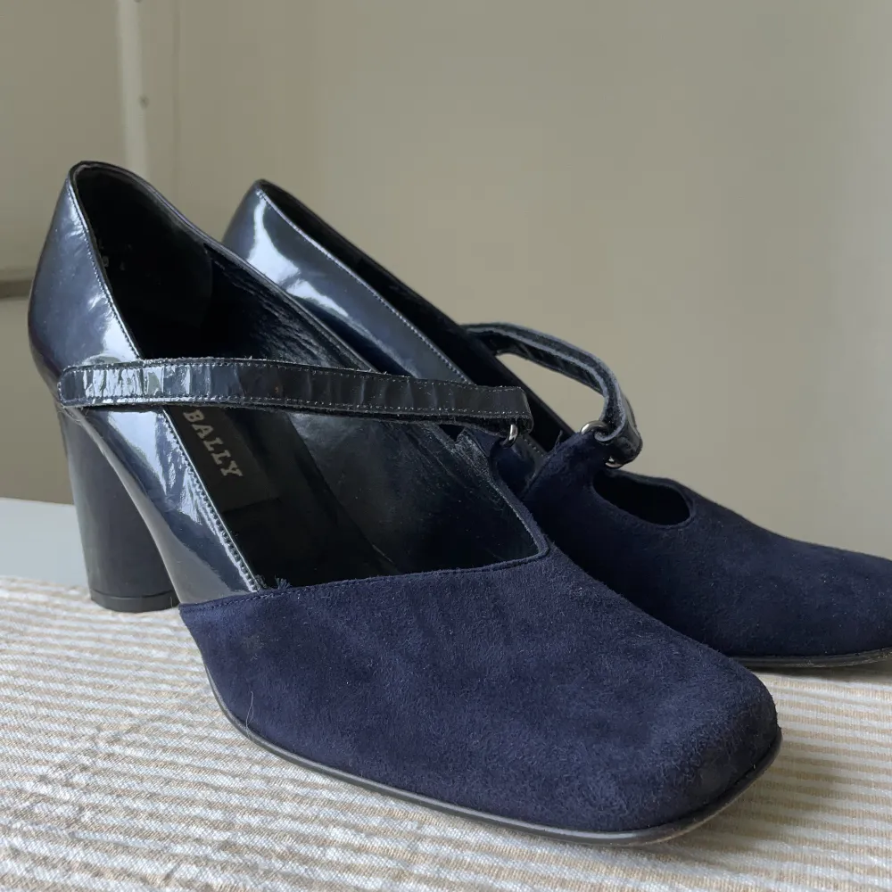 Elegance grace, jättesnygga högklackade skor i svart/marinblått. Önskar de ett nytt kärleksfullt hem där de kommer till användning ✨✨. Skor.