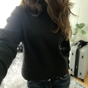 Zara hoodie - Jättefin svart hoodie från zara i strl S. Fint skick 