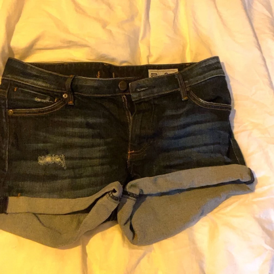 blåa jeansshorts