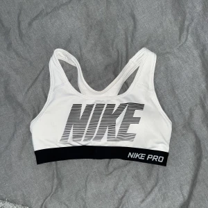 Nike sport-bh  - Söt Nike träningstopp! Används inte. Bra kvalite! 