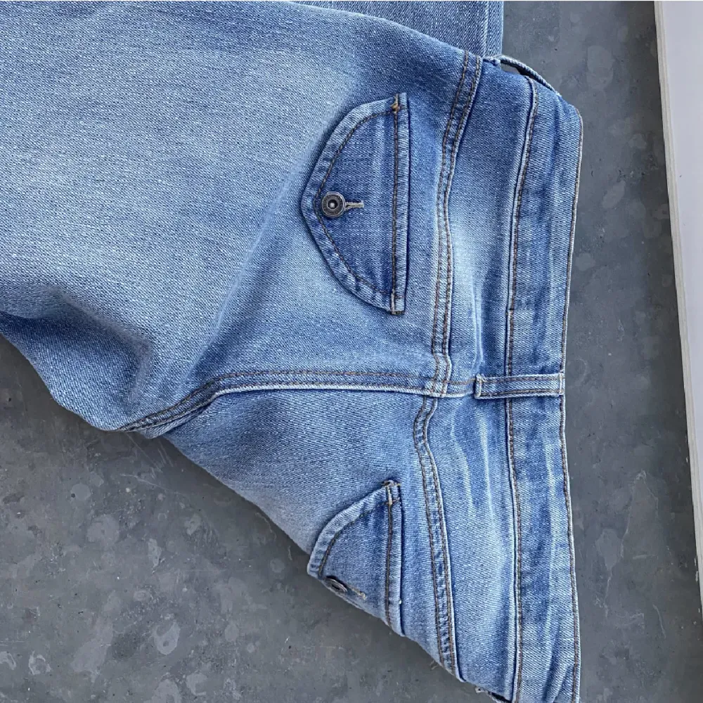 Säljer mina Lågmidjade jeans då jag har köp ett liknande par!! 💕Midjemåttet är 36+stretch och innerbenslängden är lite över 83 då jag öppnat sömmarna💕 Passar både 34 och 36. Jeans & Byxor.