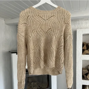 Stickad tröja - Storlek S, superskön nu till höst och vinter! Från märket only, använt fåtal gånger och därmed inga defekter💕