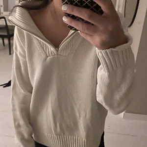 Stickad tröja ifrån zara  - Fin stickad  tröja ifrån zara, användbar och funkar till det mesta❤️