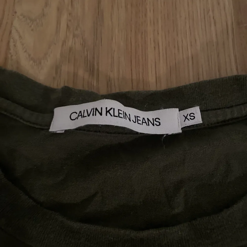 Säljer denna super söta Calvin Klein T-shirt då den inte används längre 💕💕. T-shirts.