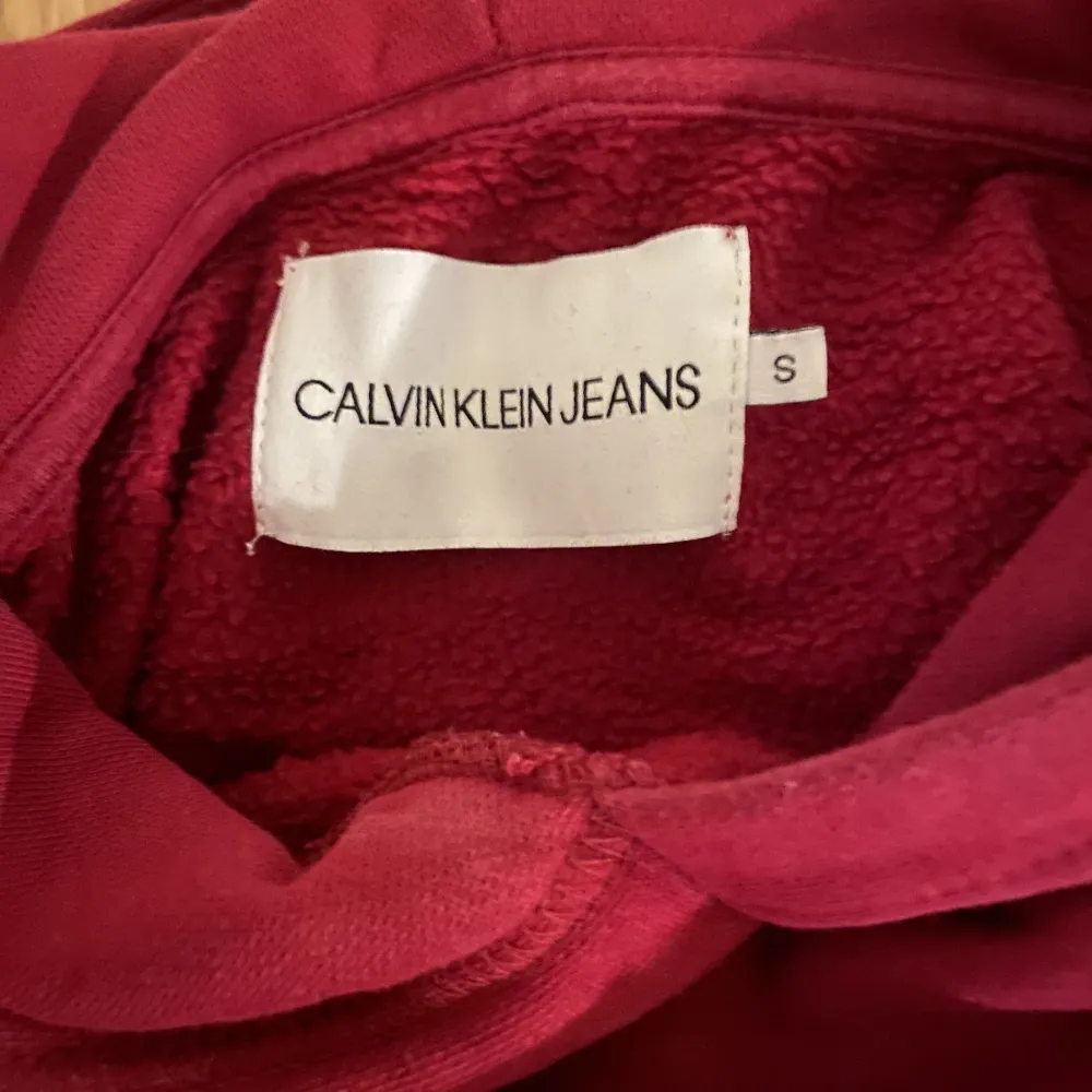 Säljer denna super fina Calvin Klein Hoodie som inte kommer till användning men är i bra skick 💕💕. Hoodies.