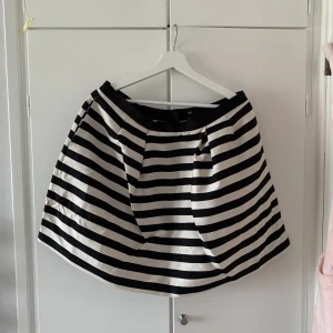 Randig kjol - Randig kjol i storlek 44 med fickor på sidorna, endast testad 