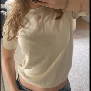 Finstickad Tröja💋 - Jättefin finstickad tröja från Lindex❣️ Säljer pågrund av att den bara ligger i garderoben, inga defekter.   Kontakta mig för fler bilder, frågor och intresse!❣️