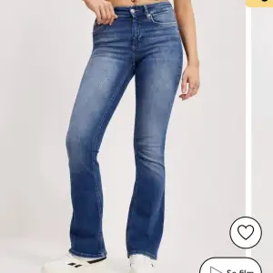 Säljer dessa blåa jeans från Only i jätte fint skick💕 knappt använda!💕 priset går att diskutera💕