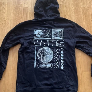 Vans hoodie  - En fin Vans hoodie med tryck på ryggen. A säljer för att den inte kommer till användning. Pris kan diskuteras. Skriv om du har frågor:)
