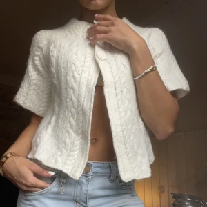 Stickad topp - Säljer denna fina topp som tyvär inte kommer till använding längre, skicket är väldigt bra !🤍