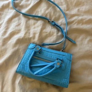 Väska - Säljer denna som tyvärr aldrig kommit till användning. Jättefin färg på sommaren.