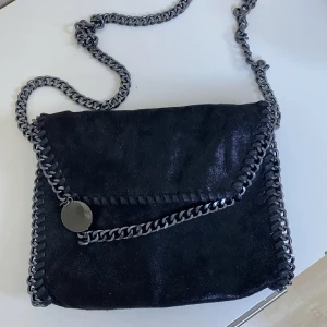 Stella McCartney väska - Säljer min fina nock off stella McCartney väska då den ej kommer till användning mer! Köpt här på plick. Inga defekter. Be om fler bilder!