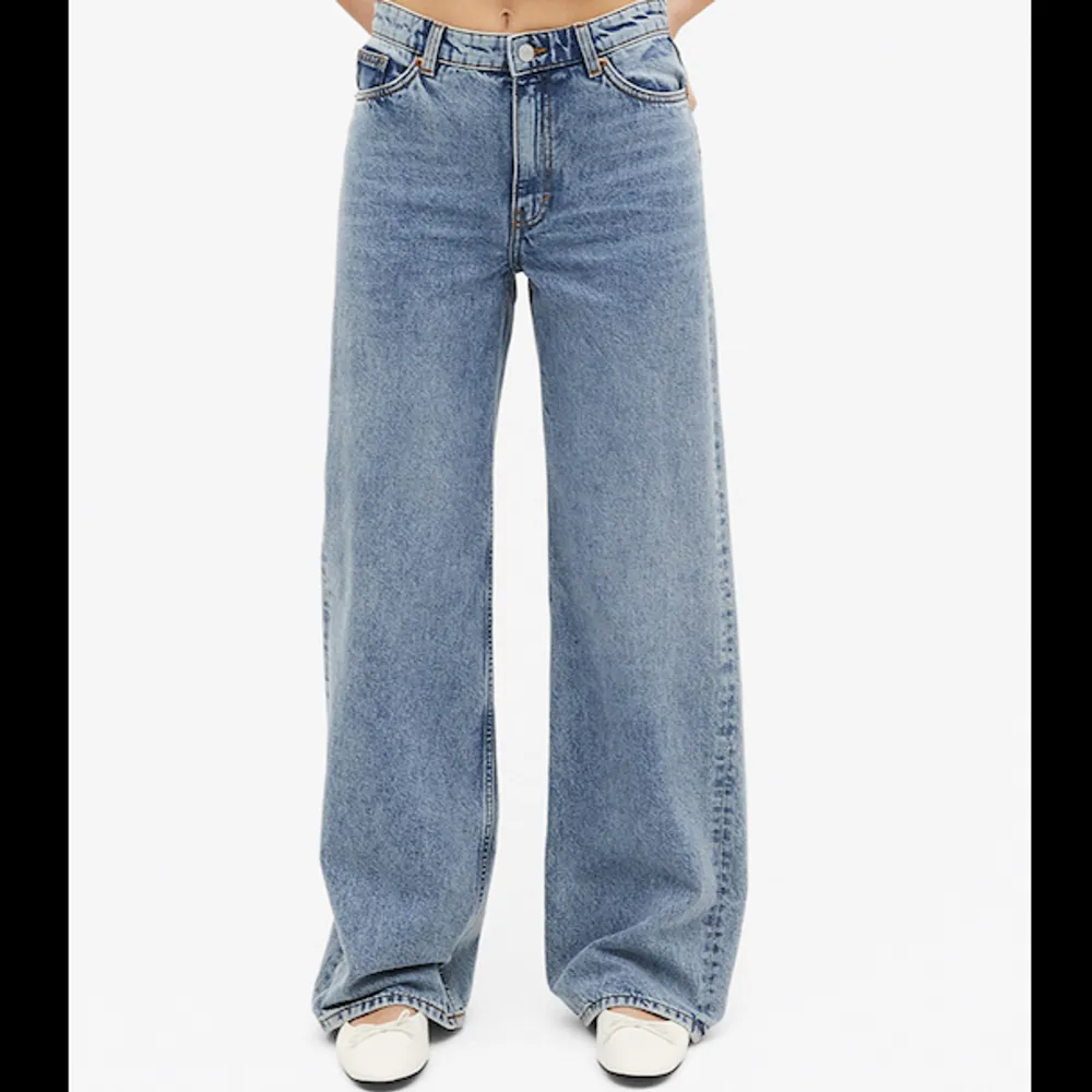 Blå jeans från monki i modellen ”Yoko”. Dom är dock några år gamla så kan vara så att modellen har ”uppdaterats” lite nu. Har för mig att dom nya är längre i modellen, men dessa passar mig perfekt i längden som är 167 cm. Skriv för fler bilder!. Jeans & Byxor.