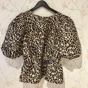 Topp  - Cool festtopp med puffärmar köpt på H&M. 