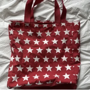 Totebag - Röd rymlig Totebag med vita stjärnor på