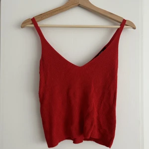 Rött Linne  - Super gulligt rött linne som använts ett par gånger men jätte bra skick 