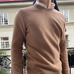 J. Lindeberg Sweatshirt - Säljer denna riktigt sköna J Lindeberg tröja. Storleken är L men passar även i M för de flesta. Han på bilden är 184 och när vanligtvis M/L. Tröjan är i mycket bra skick/ oanvänd. 100% Bomull