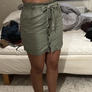 Kjol - Grön skön kjol med knyt och knappar, såklart finaste när den är strykt💚